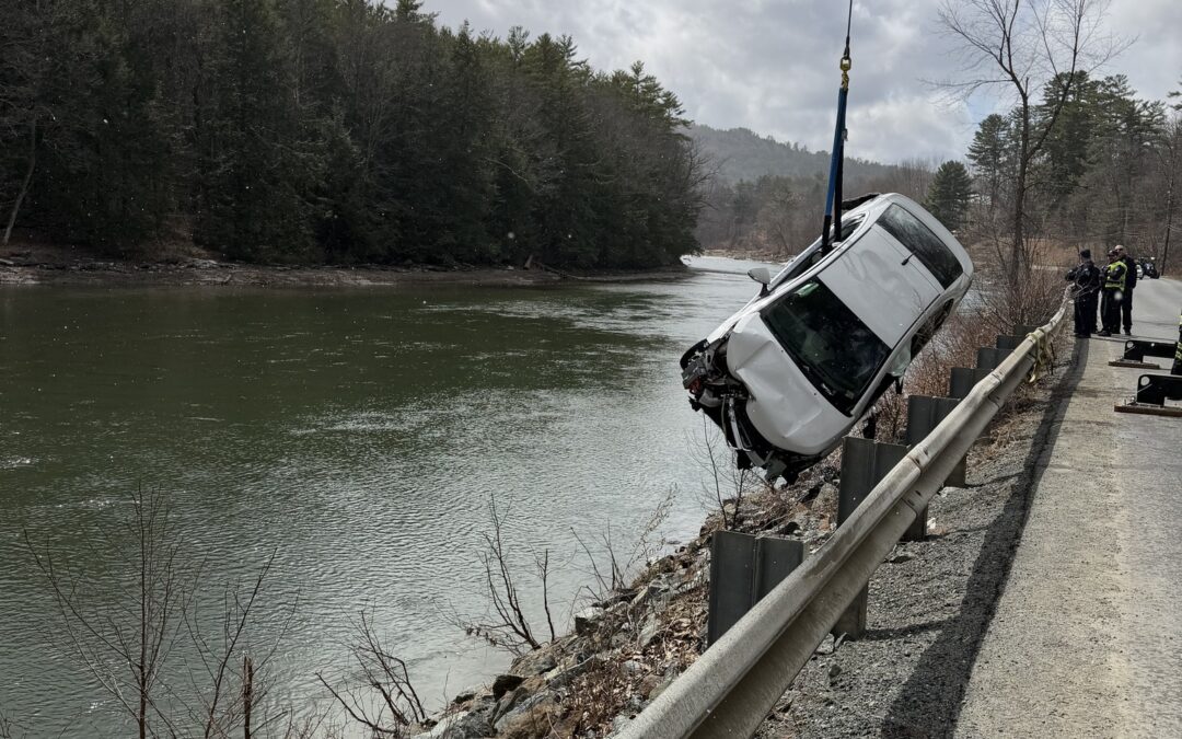 Mujer y niño sobreviven a accidente en el río Ottauquechee